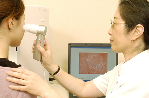肌診断でお肌のキメ密度を測定