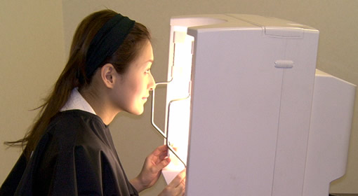 肌診断でお顔を撮影
